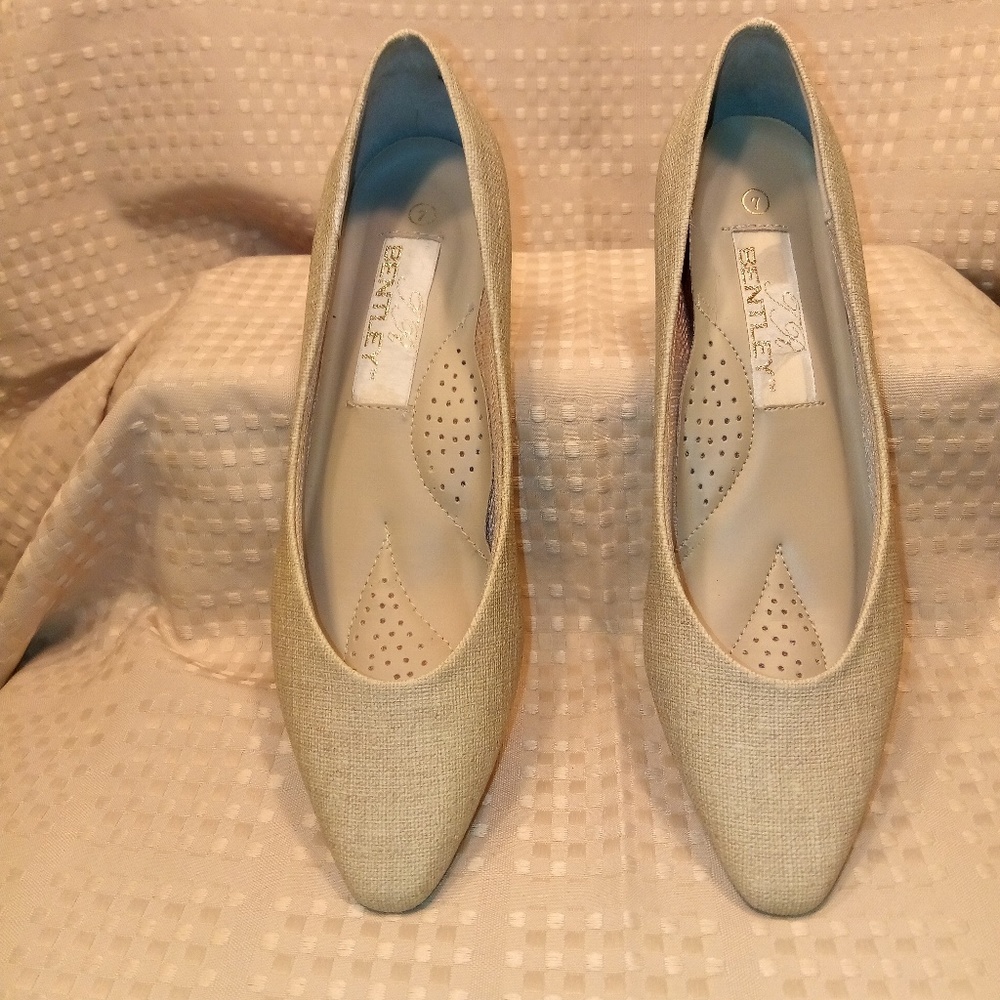 T R BENTLEY pumps NWOT